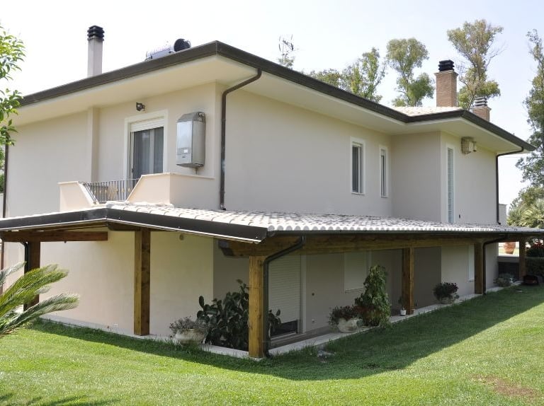 tettoia in legno con copertura in tegole