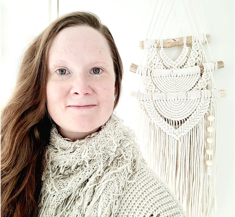 Valmentaja Halla Juth hymyilee kameralle, symboloiden läsnäolevaa ja lempeää ohjausta