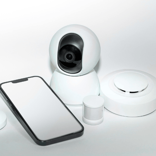 Produtos inteligentes: celular, câmera e assistente virtual.