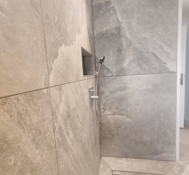 Salle de bain rénovée à Béthune par Carréno, artisan carreleur