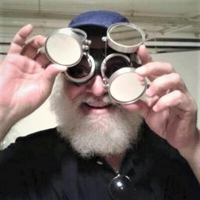 Imagem de Andrell Lopes usando peça da coleção O Bicho de Lígia Clark