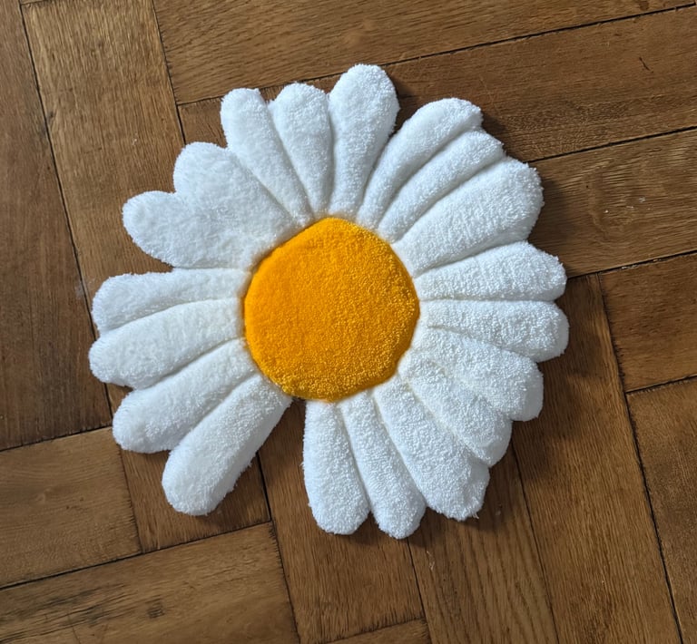 Selbstangefertigter Teppich mit dem Blumen Design von dem Sänger G-Dragon