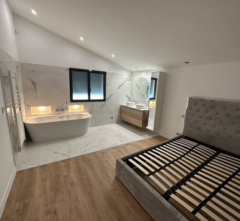Création d'une suite parentale avec salle de bain ouverte, baignoire et parquet. Harenova,