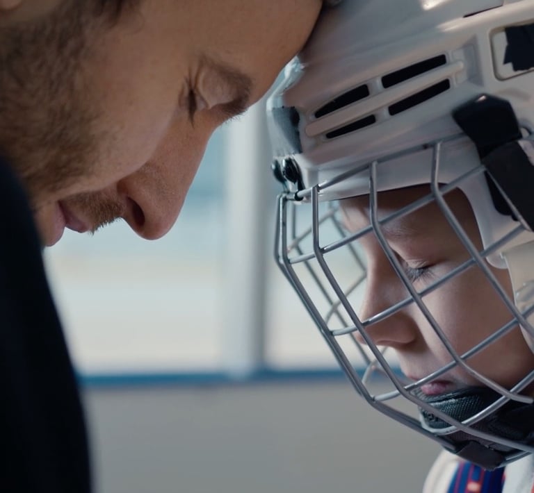 GORIGO creatividad publicitaria a man in a hockey uniform is looking at a hockey player