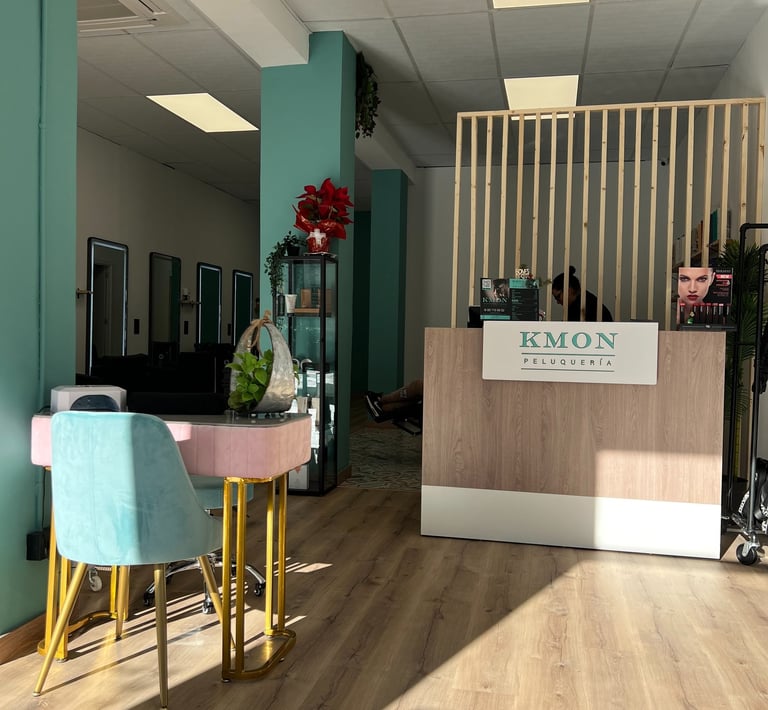 recepción y mesa manicura peluqueria kmon paseo valldaura