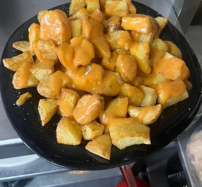 ración de patatas fritas casetas con salsa brava