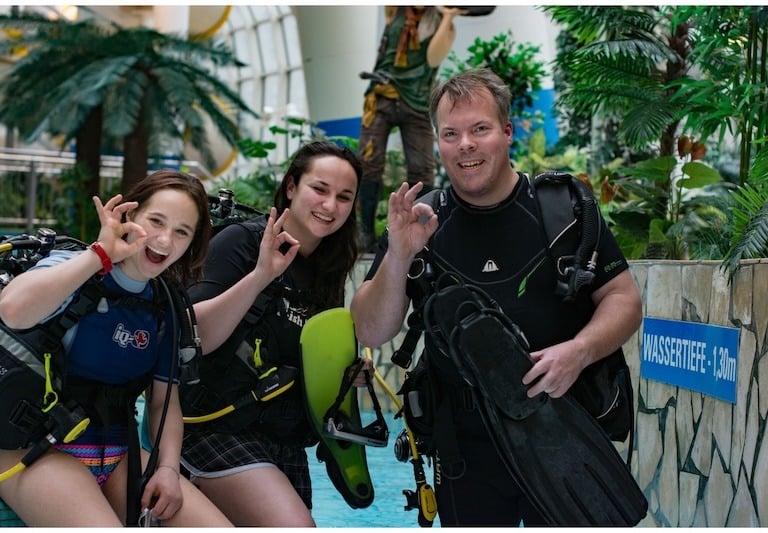 Tauchlehrer mit 2 Schülern am Becken