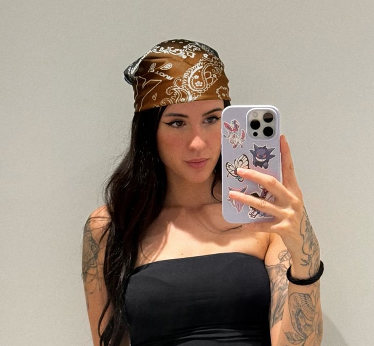 Retrato de Mireia Morales, tatuadora fine line en Dasa Ink Barcelona