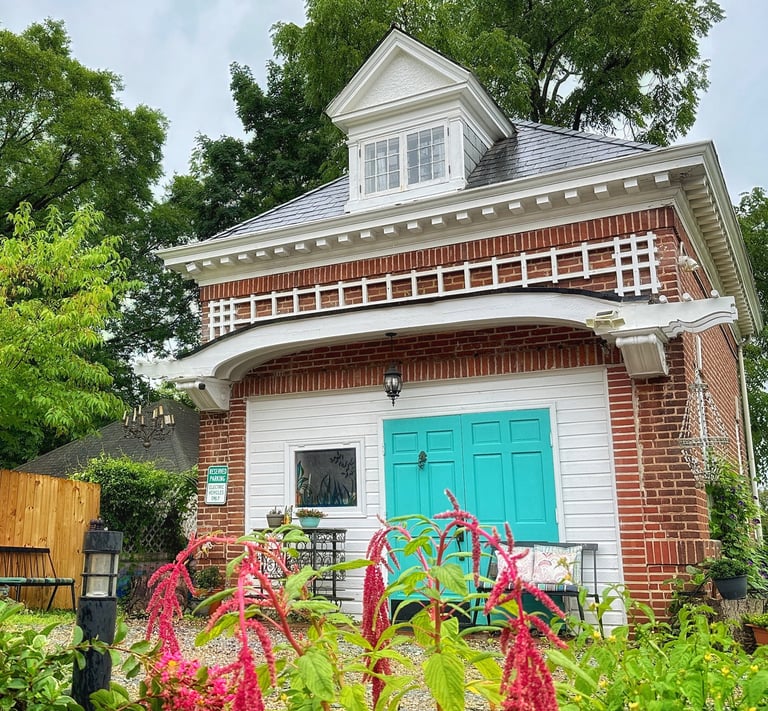 Carriage house front facade at 2123 rivermont apartments