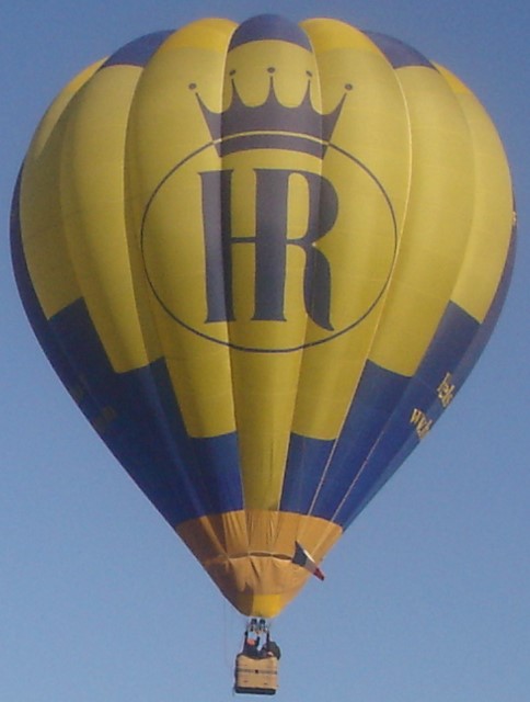montgolfière F-GROY en vol en gros plan, logo association Montgolfières du Roy