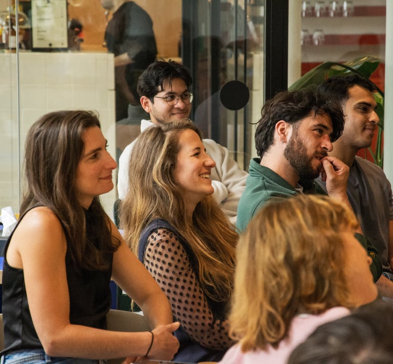 employés d'une entreprise en train de rire lors d'un spectacle de stand-up