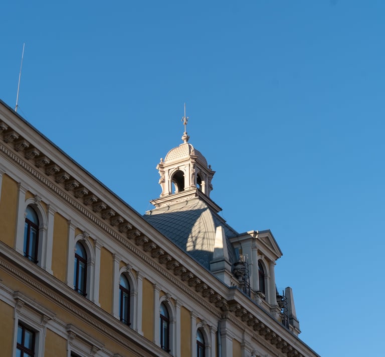 Rakennuksen yksityiskohta sinistä taivasta vasten