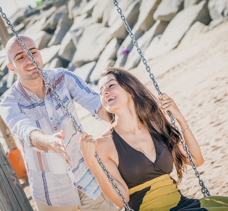 Retrato íntimo de preboda en Barcelona, enfoque artístico y naturalidad de pareja.