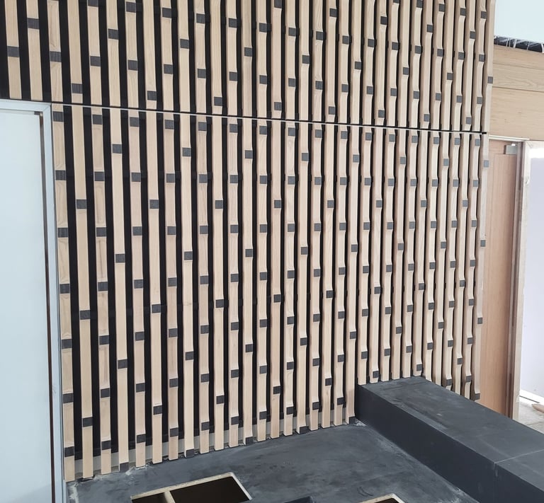Habillage mural en tasseaux de bois