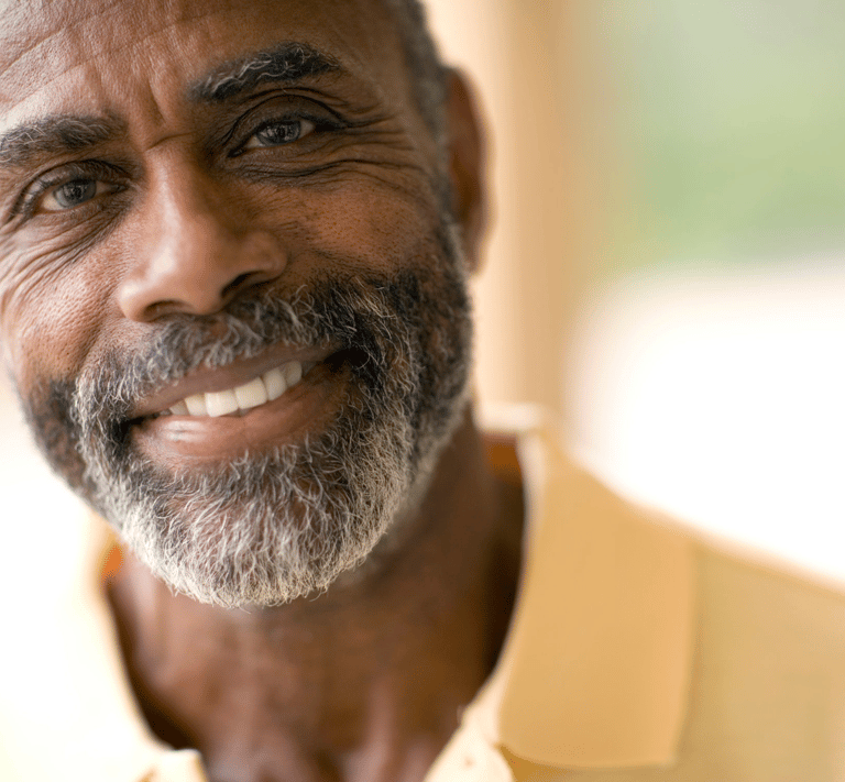 Personne âgée qui sourit