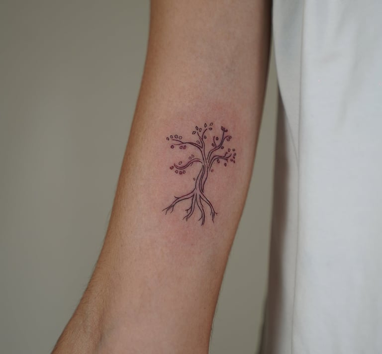 Tatuaje fineline en Madrid de árbol de la vida con raíces y ramas detalladas en trazo fino en el ant