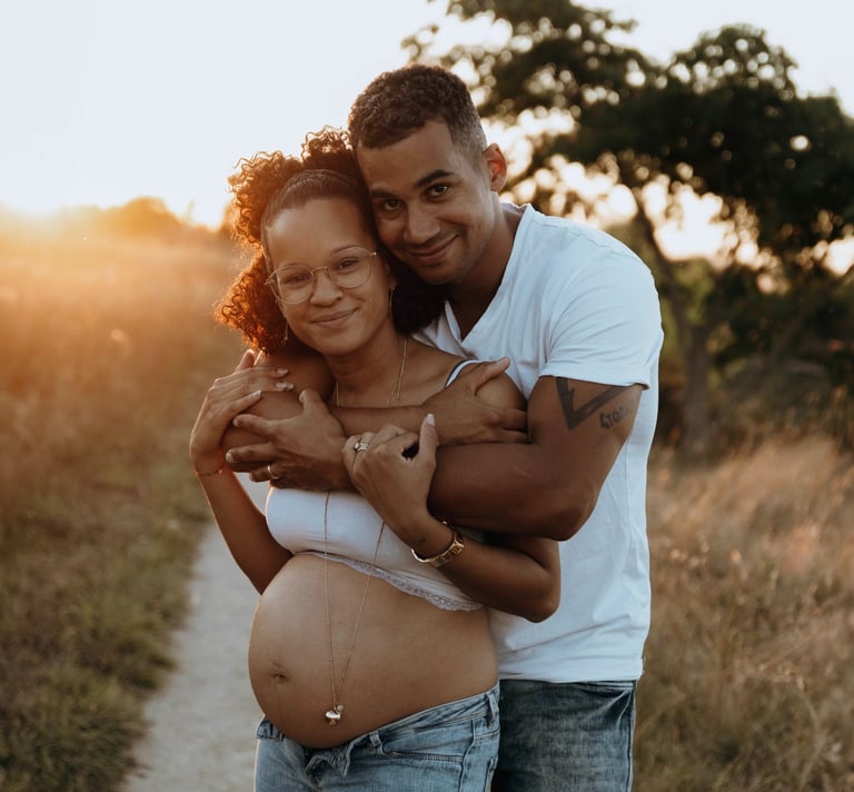 Séance photo de grossesse à Frouzins durant un coucher de soleil - Estelle Photographie