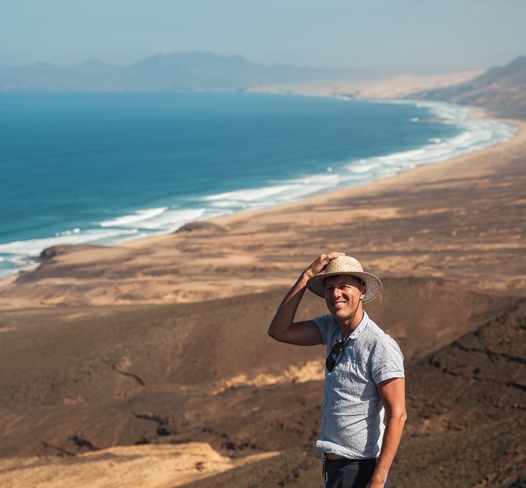 viajante apreciando paisagem costeira com falésias e oceano azul durante passeio ao ar livre