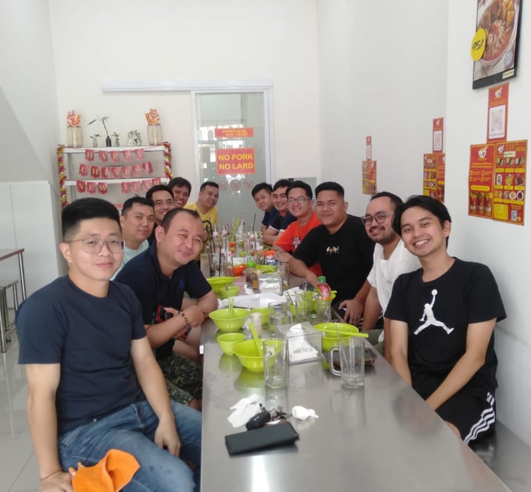 Keseruan makan di Mie Ayam Kesawan rukan osaka pik 2