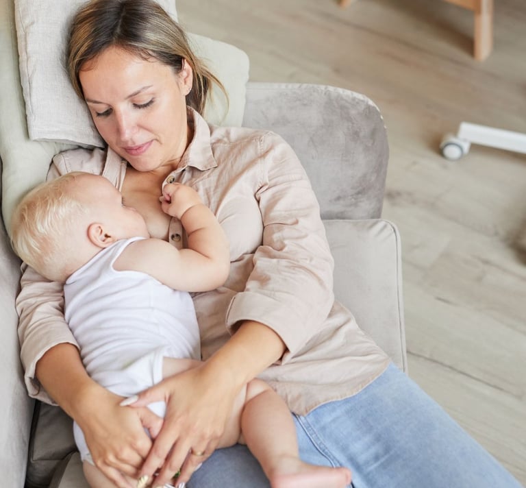 Žindymo konsultantė Eglė Gurčinė laikanti žindymo priemones, skirtas mamų pagalbai.