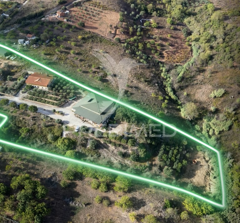 Terreno com três edifícios em Alenquer.