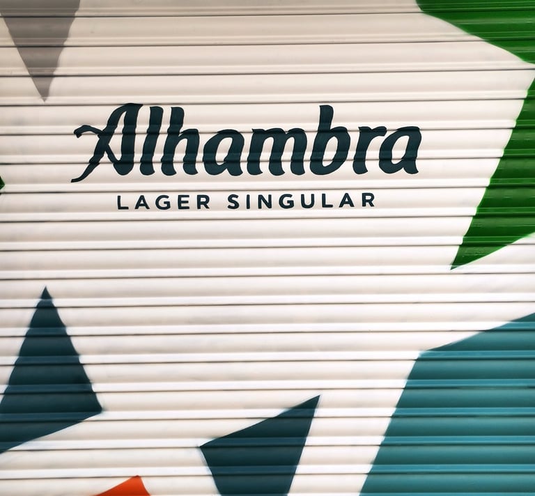 Graffiti en persiana. Para la campaña publicitaria de Cervezas Alhambra (Grupo Mahou).