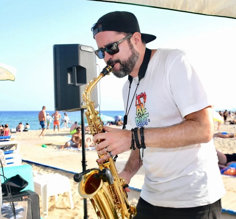 Saxofonista en chiringuito