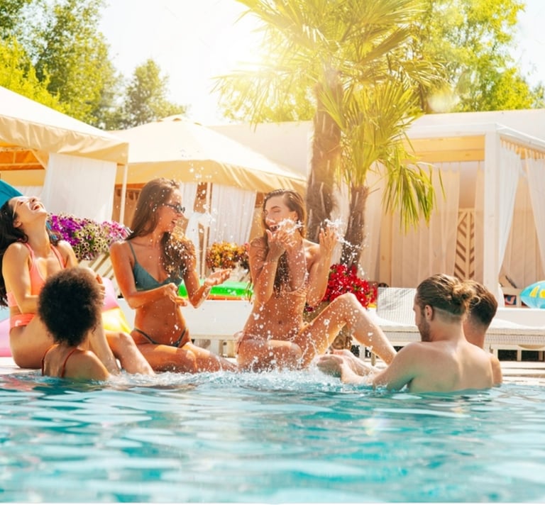 a group of people in bathing suits playing in a pool Textil-A