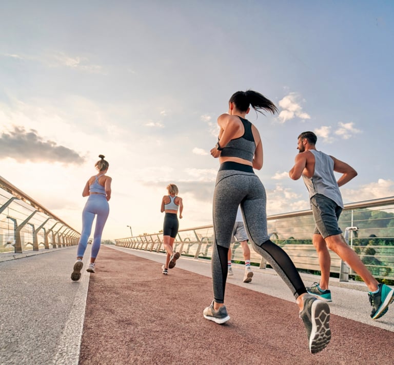 a group of people running on a bridge Textil-A