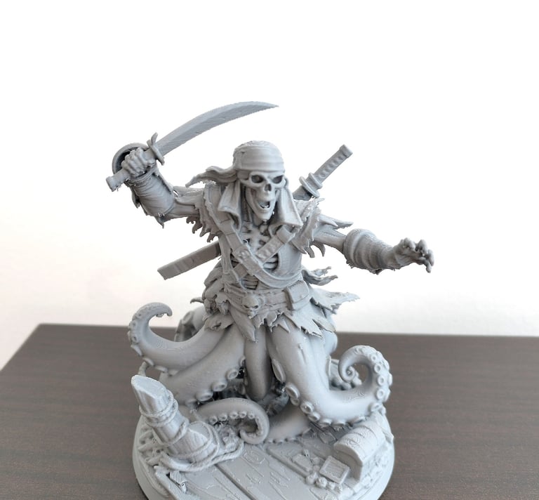 Figurine pirate squelette imprimée en 3D en gris par OptiPrint3D