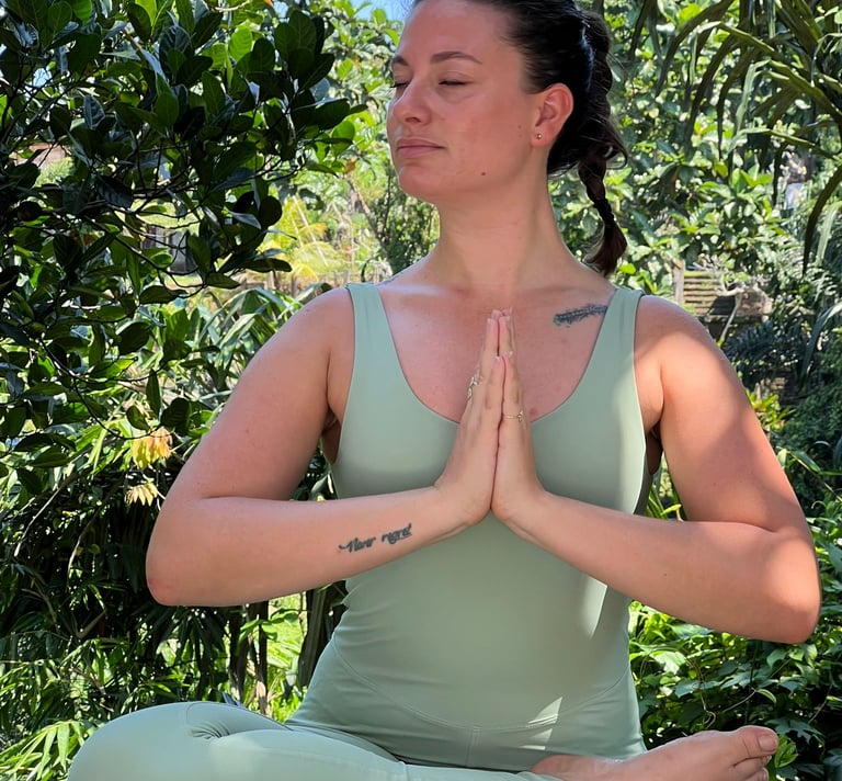 femme en méditation en pleine nature lors d’une retraite yoga