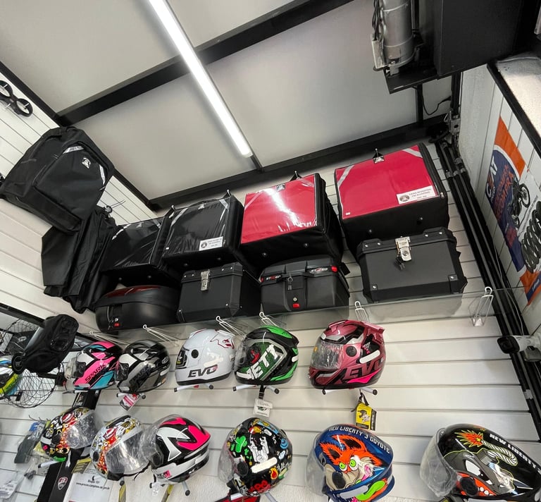 Variedade de Capacetes para Motociclistas no Atacarejo Moto Peças em Campinas.