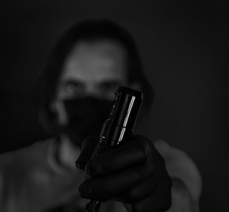 Antoine, artiste tatoueur basé à Challes-les-Eaux, en Savoie.