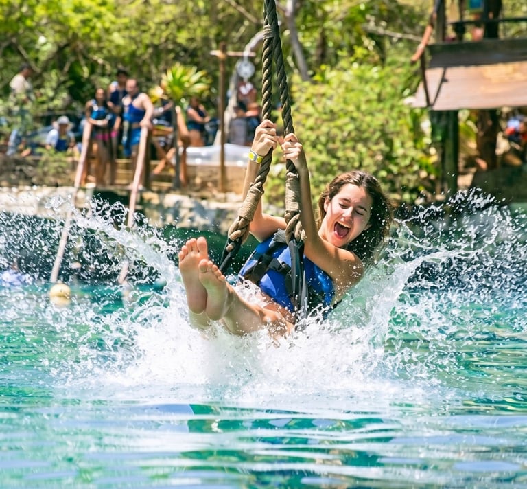 mujer en tirolesa parque xel ha xcaret