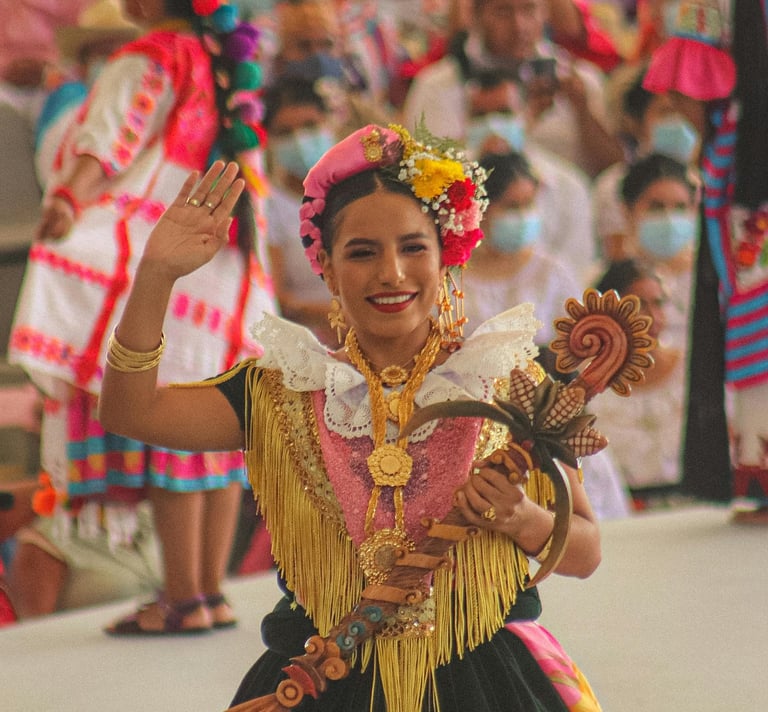 Mujer con traje de Tehuana saludando en la Guelaguetza, Oaxaca.