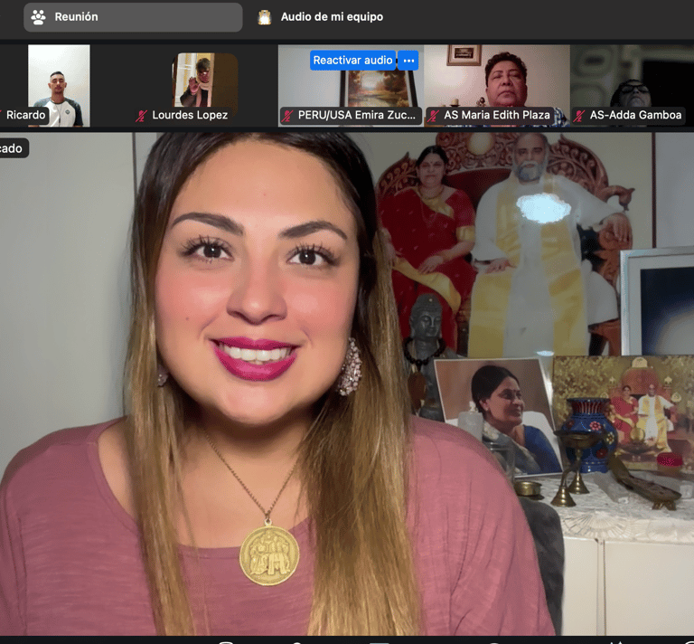 una mujer latina con un collar dorado meditando