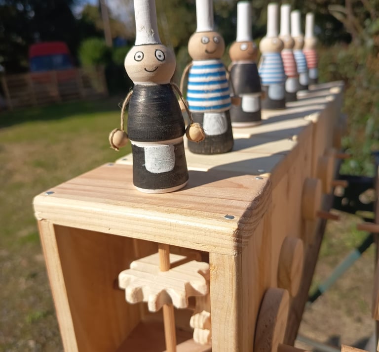 Bigoudènes en bois sur mécanisme et engrenages en bois