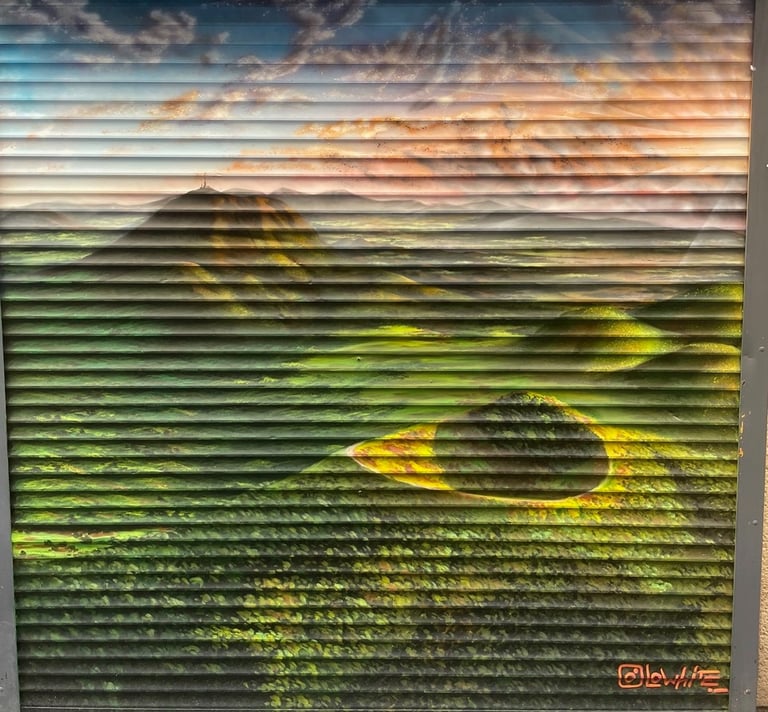 un rideau de fer avec un graffiti que représente la chaine des puys en Auvergne