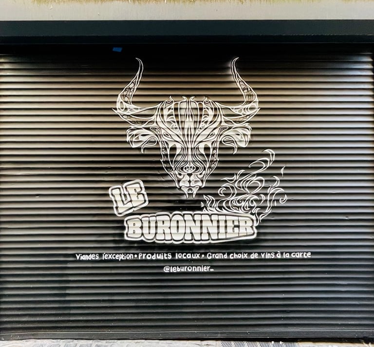 un rideau de fer noir avec une peinture de tête de taureau blanche 