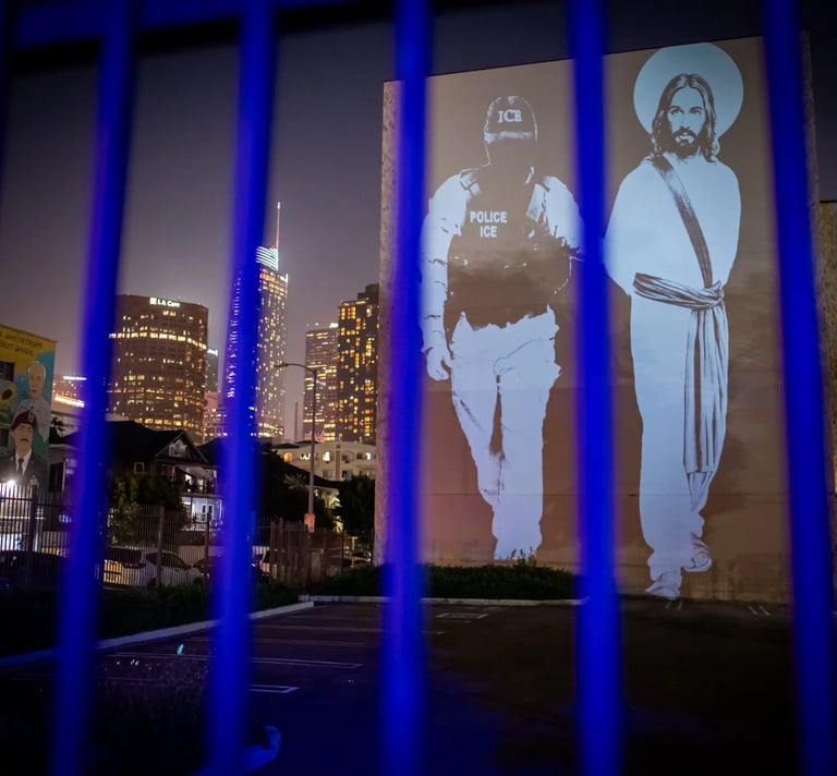 Projeções , como "Ice Jesus" (Jesus sendo detido por um oficial de imigração) 