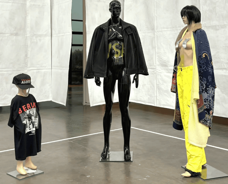 A presença de Isa Genzken na 36ª Bienal de São Paulo solidifica a mostra como um palco essencial .