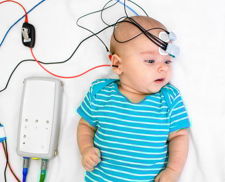 Um bebê fazendo o exame Emissões Otoacústicas