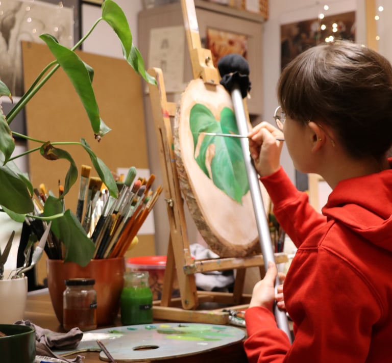 kursantka warsztatów w studio plastycznym Luka w Sztuce w Elblągu