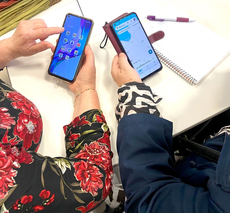 dos personas navegando en aplicaciones con sus móviles