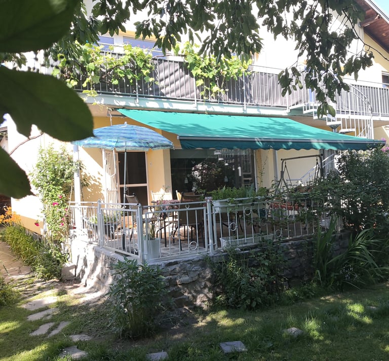 Blick auf deine Terrasse vom Garten aus