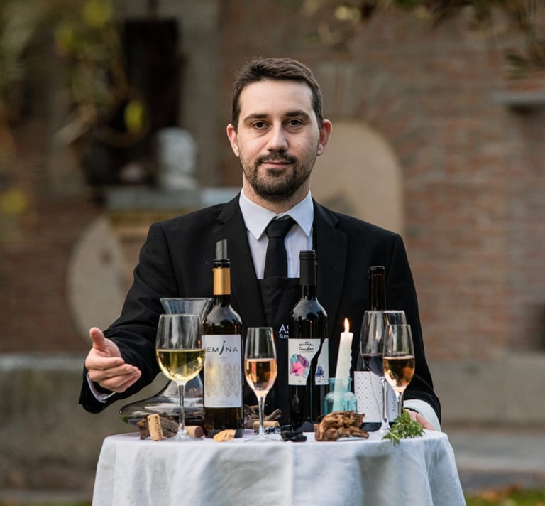 Sumiller profesional durante cata de vino en Talavera de la Reina