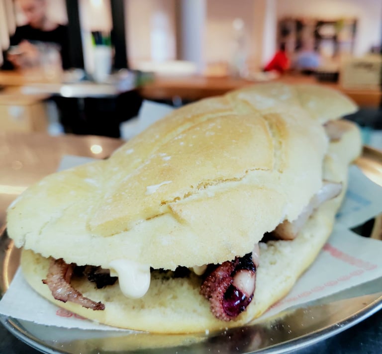 Pataqueta chipirones y allioli