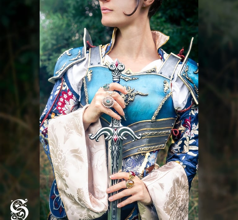 Création unique d'une armure et d'une veste porté par une femme tenant son épée