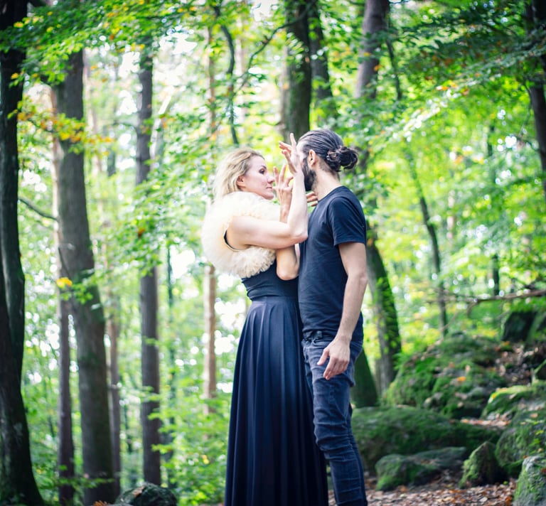 Couple de danseurs dans une foret