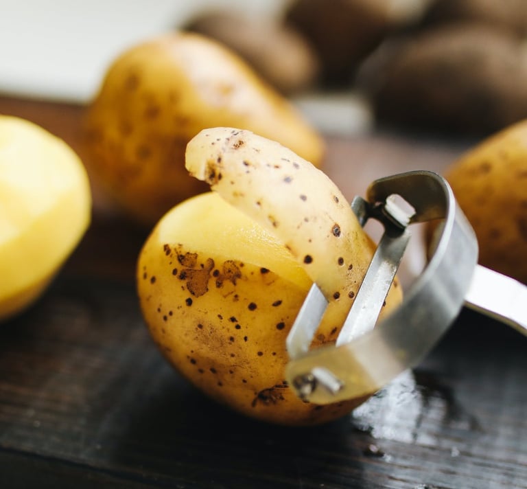 een krieltje wordt geschild 